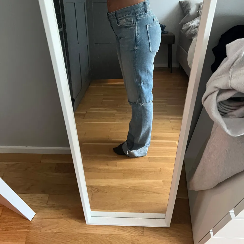 Blåa jeans med snygga detaljer, använda fåtal gånger.. Jeans & Byxor.