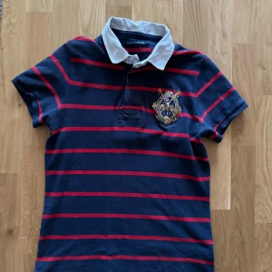 Ralph Lauren piké - Säljer en Ralph Lauren piké i storlek S Nypris ca 1200kr. Inga fel på tröjan och fin passform 