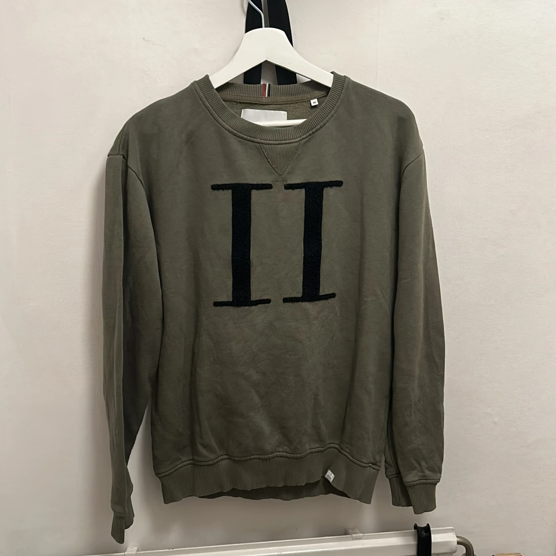 Grå sweatshirt med tryck