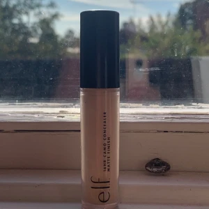 e.l.f. 16HR Camo Concealer Matte Finish i nyansen Medium Sand - e.l.f. 16HR Camo Concealer med matt finish i färgen Medium Sand. Perfekt för att täcka mörka ringar. Mycket kvar då det är fel färg för mig. Köpt för 90kr men inte använd mycket så säljes för 50