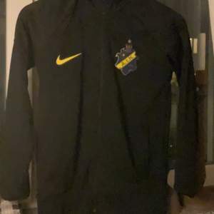 Tränings tröja ifrån AIK/Nike. Jättefin och i super bra skick. Använd ett par gånger men inga skador eller något. Står aik där bak. Den är i M för barn fast om man är i storlek XXS i vanlig vuxen storlek kan den passa precis.Pris kan diskuteras!