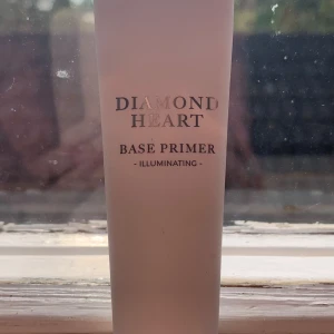 Diamond Heart Base Primer - Diamond Heart Base Primer från Emite Cosmetics. Ger huden en hälsosam och strålande glöd. Färgkorrigerande och innehåller ljusreflekterande partiklar. Perfekt att ha under foundation. Nypris 300kr mitt pris 210kr för knappast använd.
