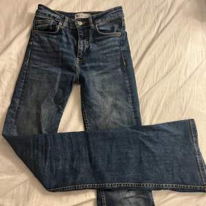 Medelhögmidjade jeans från zara. Dem är i stl 36 men sitter som 34. 