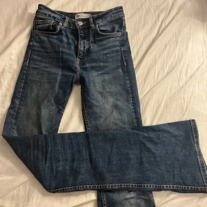 Zara jeans - Medelhögmidjade jeans från zara. Dem är i stl 36 men sitter som 34. 