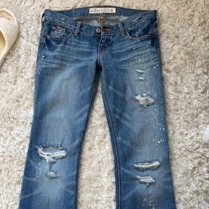 Lågmidjade utsvängda jeans - Från hollister, skulle uppskatta storleken till 25/34