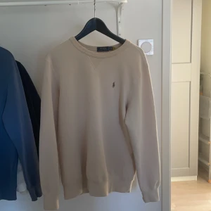Polo Ralph Lauren  - Säljer denna Ralph Lauren tröjan. Skick 10-10. Riktig snygg och passar till de mesta. Skriv vid frågor!!!