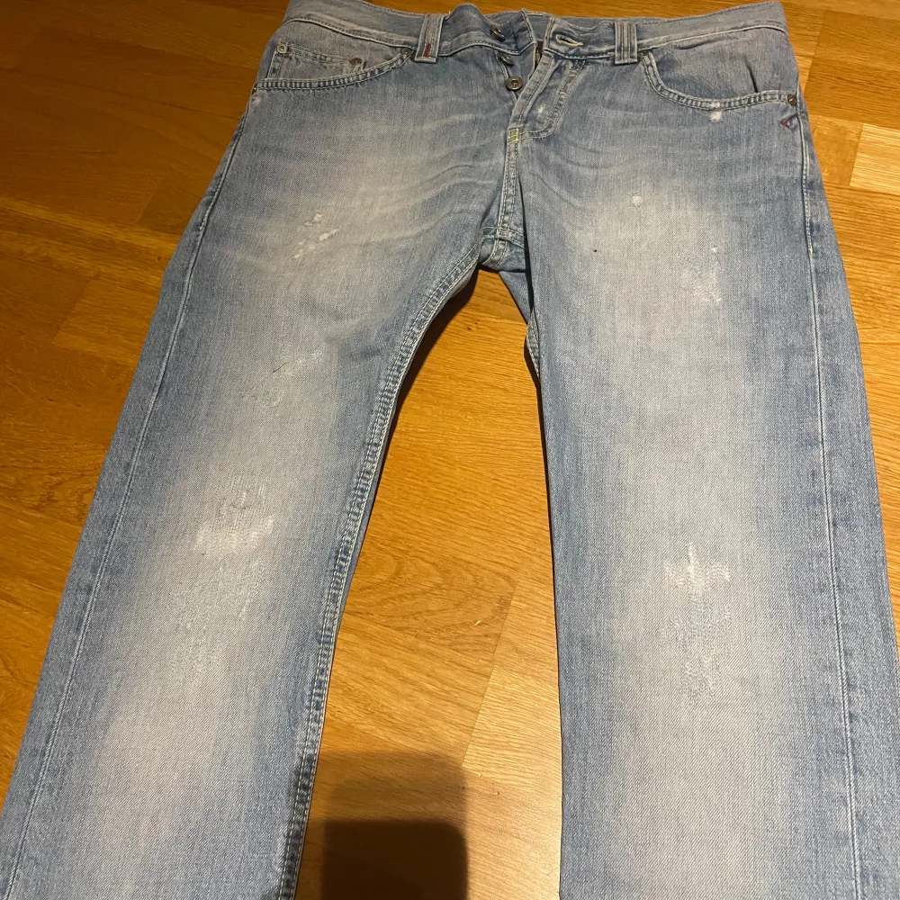 Hejsan! Säljer nu dessa Dondup Jeans med slitningar! Modellen är ca 182cm och väger 74kg och bär storlek 33 i modell ”Lucky” (Slimfit) Riktigt fint skick 🫱🏼‍🫲🏾 | Pris: 799 Vid fler frågor eller bilder är det bara att skriva! . Jeans & Byxor.