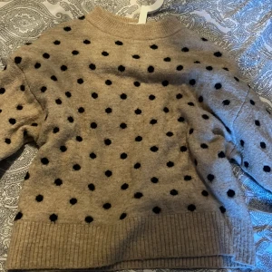 intressekoll på denna stickade tröjan💕 - jättefin och mysig tröja ifrån h&m som ej finns i utbudet längre 💕 storlek L men är som en S