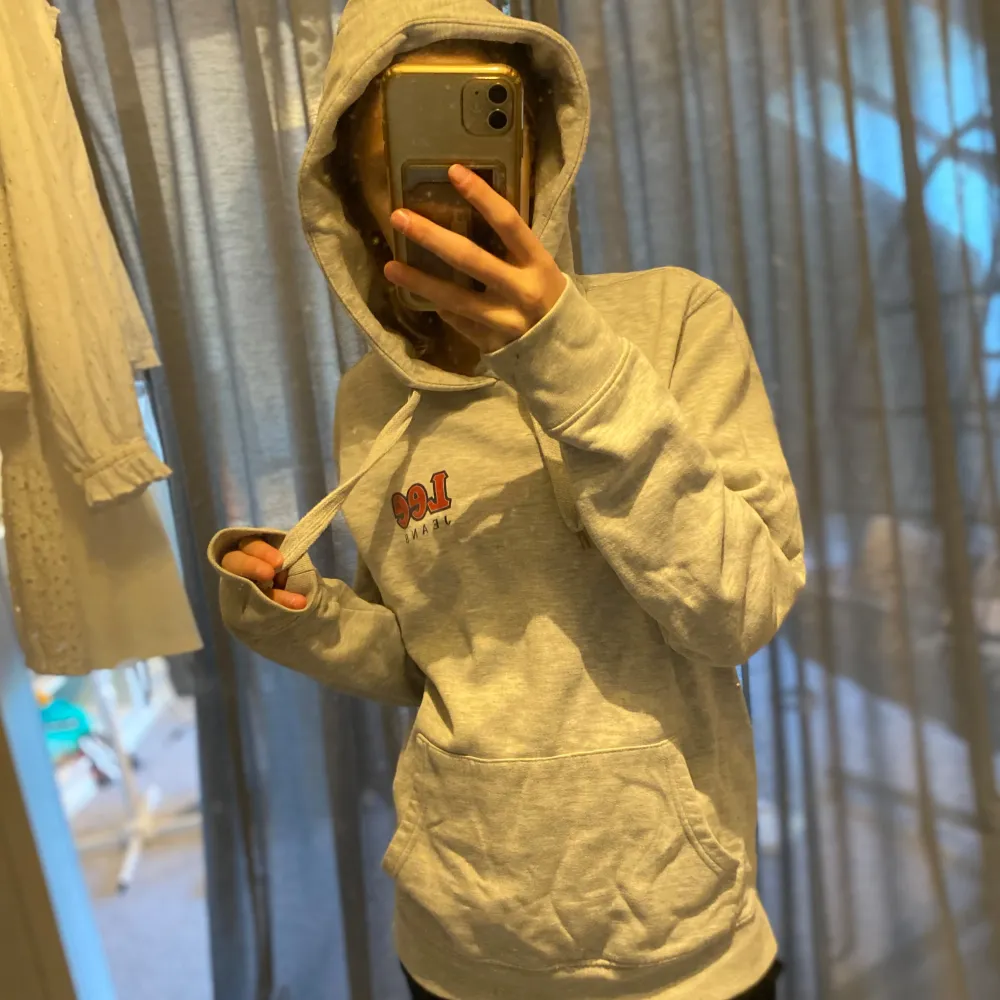 Säljer en snygg och bekväm grå hoodie från Lee. Märket Lee Jeans är tryckt på bröstet i rött och svart. Säljer den då den inte kommer till användning 🩶storlek M. Hoodies.