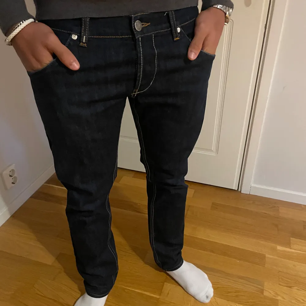 Tja! Säljer nu dessa jeans ifrån Dondup🇮🇹. Modellen är ca 182cm och väger 74kg och bär storlek 34 i modell Sam (slimfit)  Nästintill perfekt skick👖| Pris: 829kr Vid fler frågor eller bilder är det bara att skriva!  . Jeans & Byxor.