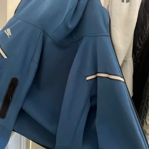 Nike tech blå - Skick 9/10. Säljer eftersom för liten Pris kan diskuteras 