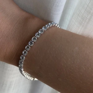 Tennisarmband rostfritt - Jättefint silver Tennisarmband ifrån evryjewels!! Rostfritt, passar storlek xs-m. Nyskick!!