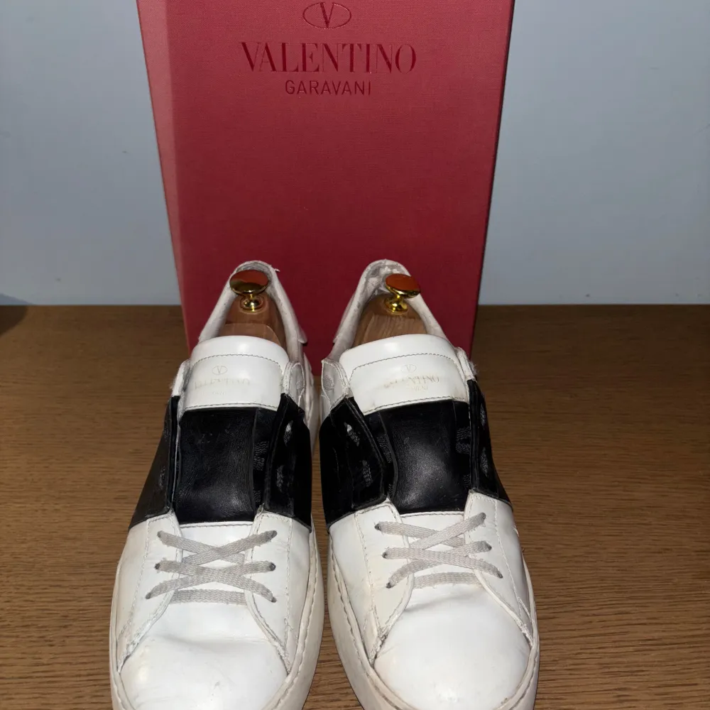 Säljer nu mina slitna valentino opens! Storlek 41. Nypris: 7300kr Mitt pris: 1200kr!👍. Tar emot byten! De är köpta på Mytheresa och dustbag, box och mer tillkommer! Hör av er för med frågor . Skor.