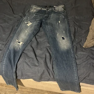Replay jeans - Hej säljer nu mina replay jeans för att jag inte använder dom längre. Skick 9/10 använda ett fåtal gånger. Storlek: W32/L32