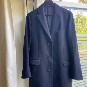 Oscar Jacobson kappa 50 - Fin kappa från kända märket Oscar Jacobson i storlek 50. Fint skick i mörkblå färg.  Nypris ca 5000kr