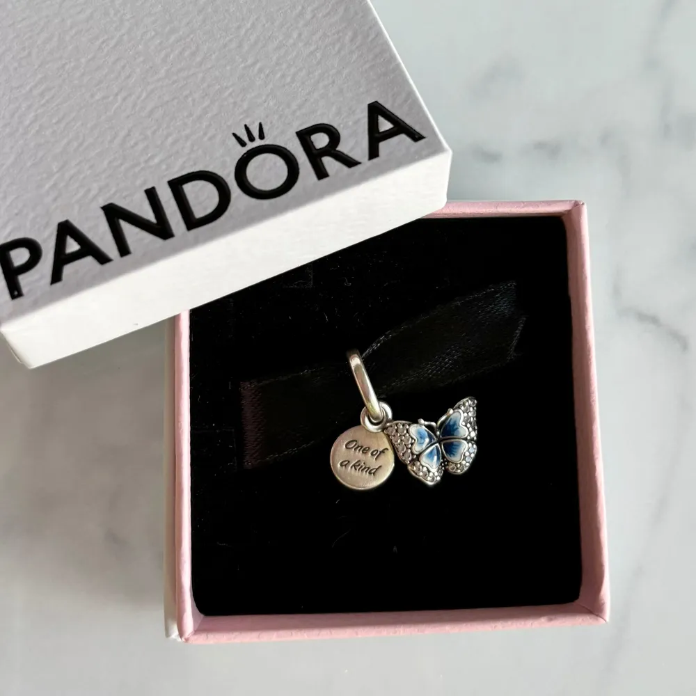 Pandora berlock i bra skick, passar Pandora moments armband! 💖tryck på köp nu!. Accessoarer.