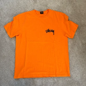 Stussy x Our Legacy Shirt - Limiterad Stussy x Our Legacy collab. T shirt i färgen orange, storlek L (passar M-L). Nyskick (10/10), aldrig använd. Pris: 499 kr.