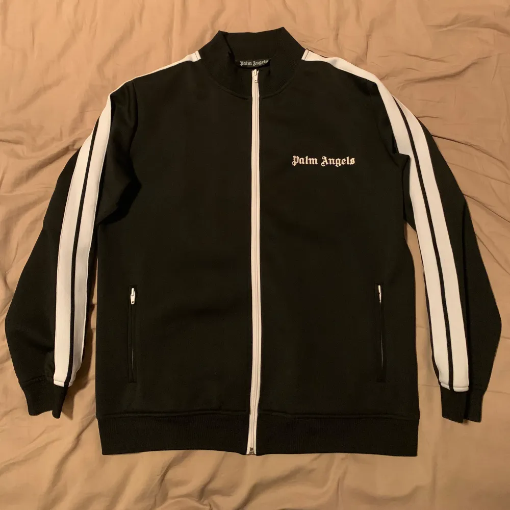 Byter denna Palm angels track top. 1/1 men är i väldigt bra skick. Byter ändast. Sitter bra i storlek M men kan passa L med då den är ganska stor i storlek. Hör av dig om du har bud eller frågor!. Tröjor & Koftor.