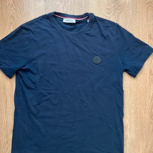 Moncler T-shirt  - Moncler T-shirt i perfekt skick. Storlek S.