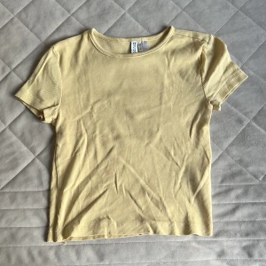 T-shirt - Säljer denna t-shirt eftersom jag inte använder den längre. Den är i bra skick, dock har en en liten fläck. Den är i storlek s💗💗