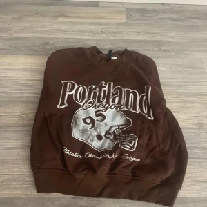 Sweatshirt  - Storlek M de är en magtröja inte använd så mycket 