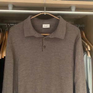 John henric långärmad piké  - Riktigt snyggt plagg från John henric! Skick 9/10, använd 1 gång! Mörkbeige färg