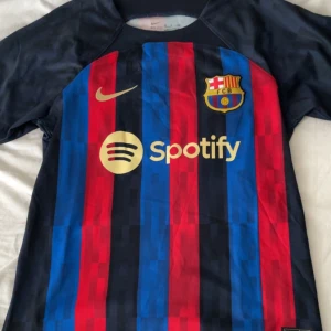 Barcelona tröja - Nästan aldrig använd så i nyskick och håller på att rensa så vill bli av med lite feta kläder kan gå ner lite vid snabb affär 