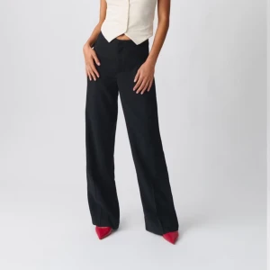 Svarta  kostymbyxor (straight viscose trousers) - Säljer ett par snygga svarta raka byxor med två fickor där framme. De är mid waist, är svarta och har dragkedjegylf.  Original pris är 500kr men är väl använda så där var priset:)