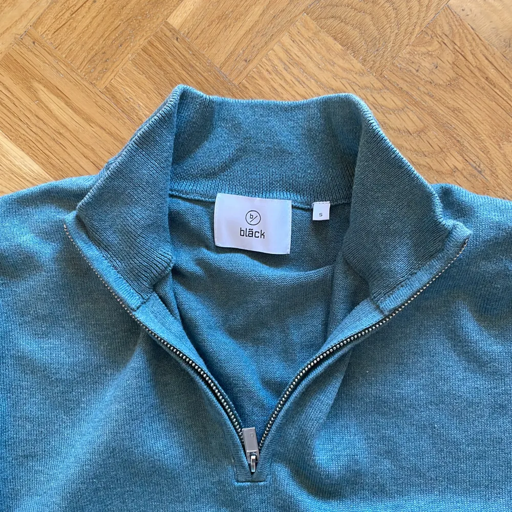 Snygg half zip från bläck i skick 10/10 utan defekter. Har nästan aldrig använts och det är därför den säljs. Storlek S. Nypris:699kr   mitt pris:199kr Öppen för rimliga prisförslag. Tröjor & Koftor.