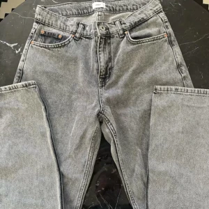 Grunt jeans  - Jätte bra skick aldrig använt. Då dom är för stora för mig. Är du 180 passar dom dig perfekt eller lite kortare.
