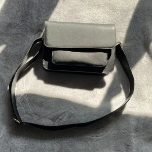 Handväska - Snygg axelremsväska med innerfack, knappt använd. Perfekt när du bara ska ha med dig små saker som mobil, nycklar, laddare och plånbok