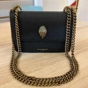 Kurt geiger väska - Jättefin och trendig kurt geiger väska. Den har några defekter (bild 2,3,4), men den är fortfarande en väldigt fin väska och fungerar mycket bra. Pris kan diskuteras. 