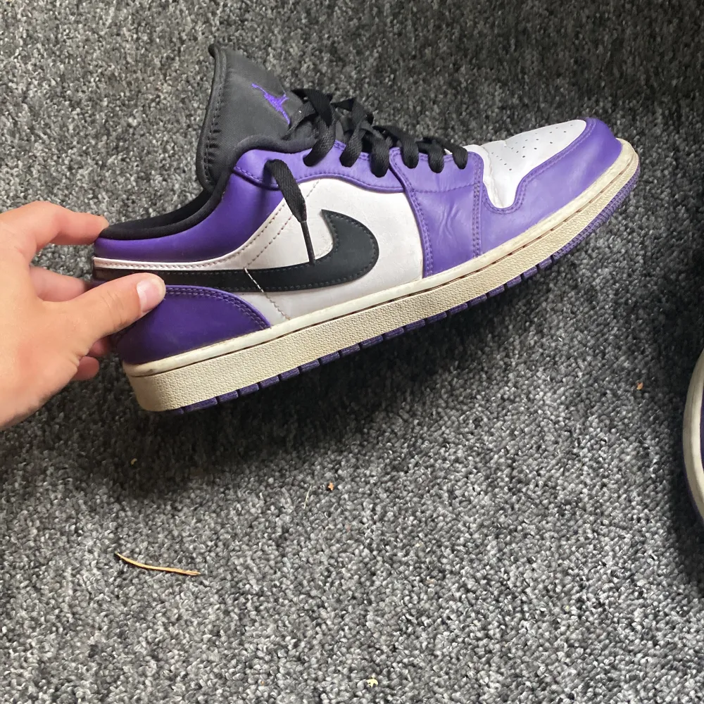 Säljer mina Nike jorda Court purple low då de är förstora. Har inte andvänt dessa skor på ett bra tag och de är i bra skicka finns någon defekt men kan skicka bild på de.. Skor.