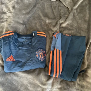 Manchester United set - Storlek M i tröja och S i byxor