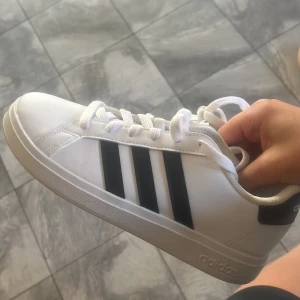 Adidas skor  - Säljer dessa de är i storlek 36, helt nyskick.