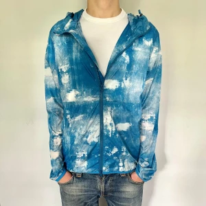 Woolrich windbreaker  - Jättefin helt ny windbreaker från woolrich med alla lappar kvar på jackan. Modellen på bilden är 180cm och väger 65kg. Skriv vid fler frågor eller funderingar