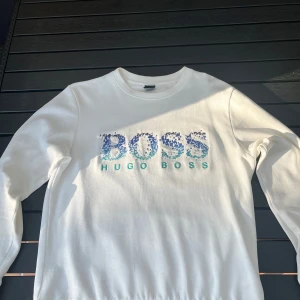 Hugo Boss tröja - 349 kr - Vit Hugo boss tröja i mycket bra skick användes för ett tag sedan bara ett par antal gånger. Mycket bra skick/som ny. Pris - 349 kr Pris kan diskuteras!!!