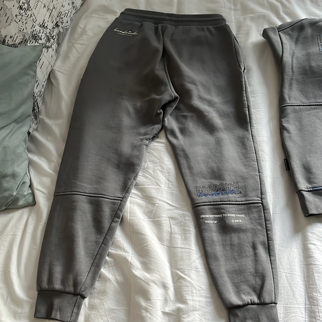 Säljer hoodrich tracksuit där den är använd i ca 3 månader. Ordinarie pris: 1500 - 91