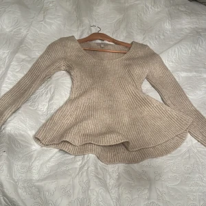 Söt tröja - Jag säljer nu min jättefina stickade tröja. Den är använd ett fåtal gånger men har inga defekter så den är som ny. 