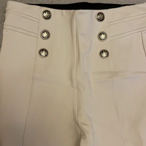 Elegant byxa från zara  - Helt oanvänd!  Stretch och riktig skön material 