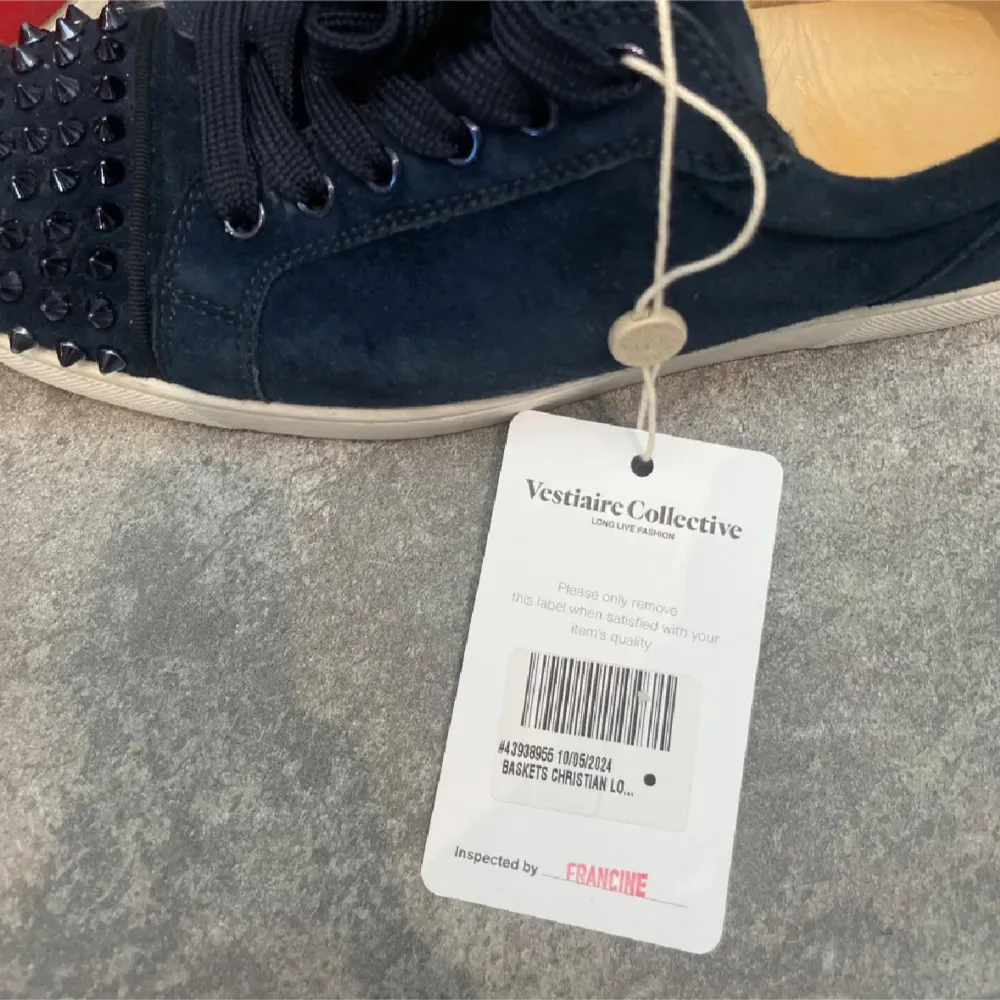 Säljer ett par snygga mörkblå sneakers från Christian Louboutin. Denna colorwayen är riktigt rare och eftersökt! Storlek 40.5 men passar lätt 41.5 eller större. Lapp från vestiaire collective vilket tyder på äktehet. Skriv för mer frågor!. Skor.