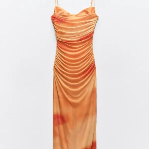 Sommarklänning  - Säljer min fantastiska vackra neonklänning sommarklänning som jag endast använd en gång. En sådan klänning där din bränna syns extra tydligt. Inga slitage eller bristningar. 