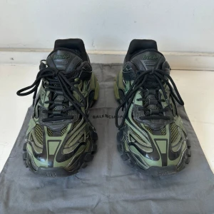 Balenciaga Track 2 - sköna balenciaga tracks, eu42 sitter som 42/43. HAR DIGITALT KVITTO + AUTHENTICATED på grailed. inga konstigheter, väldigt sparsamt använda. tar gärna emot byten:)