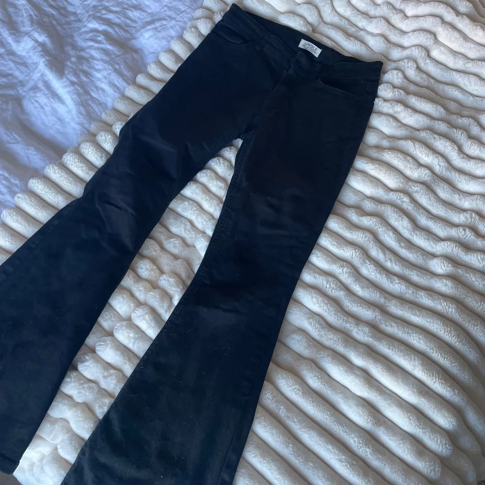 Jättefina bootcut jeans i superbra skick! Säljer då dem blivit lite förkorta. Dem är i storlek 158 men passar Xs! . Jeans & Byxor.