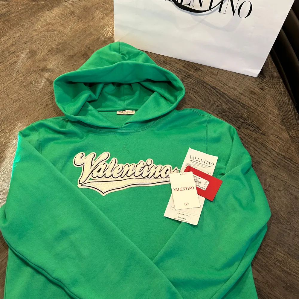 Säljer denna riktigt snygga hoodie ifrån valentino! Köpt på valentino outlet i usa för 12000. Tröjan är liten i storleken, personen på bilden är 188 och har vanligtvis s-m. Hör av er vid minsta fråga.🤩. Hoodies.