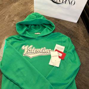 Säljer denna riktigt snygga hoodie ifrån valentino! Köpt på valentino outlet i usa för 12000. Tröjan är liten i storleken, personen på bilden är 188 och har vanligtvis s-m. Allt og följer med. Hör av er vid minsta fråga.🤩