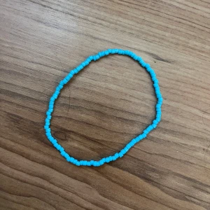 Turkost pärlarmband - Säljer ett enkelt och stilrent armband med små turkosa pärlor. Perfekt för att lägga till en färgklick till din outfit. Armbandet är elastiskt och passar de flesta handleder. Perfekt för både vardag och fest!