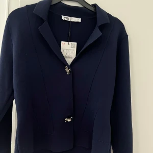 Kofta från Zara - Jättefin kofta från Zara. Var tyvärr för liten men annars jättefin. Köpt för 399kr säljer för 250kr. 