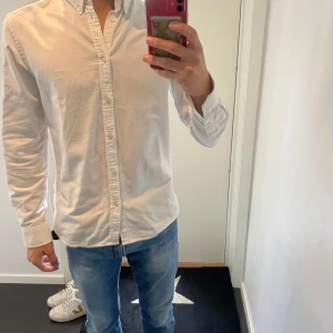 Les Duex skjorta - Vit skjorta från les duex. Skicket är 8/10, inga defekter men det är lite missfärgning i nacken(titta sista bilde). Det syns inte när man har skjortan på dock. Modell 180cm, 63kg