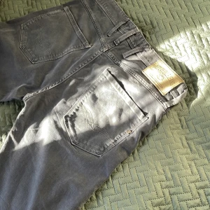 Replay anbass jeans - Säljer ett par Replay anbass för endast 685kr, köpt för 1100kr. Kan tänka mig sänka priset vid snabb affär